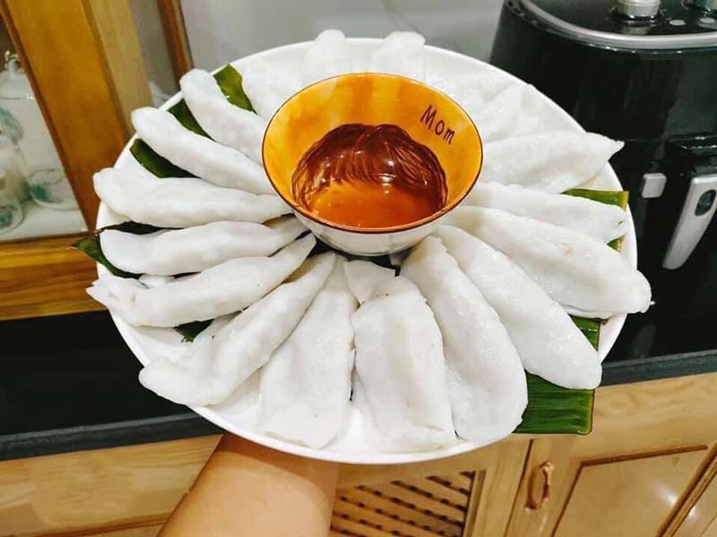 Trổ tài làm món bánh tai Phú Thọ vào dịp cuối tuần