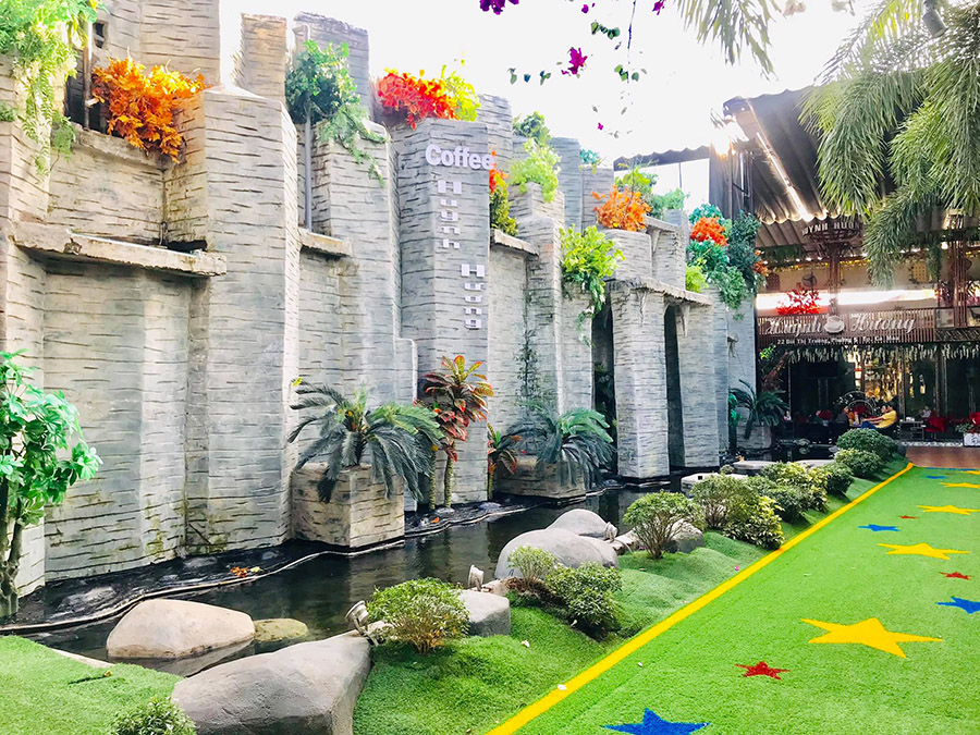 huynh-huong-cafe-khu-vuon-co-tich-giua-long-ca-mau