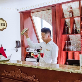 Khách sạn Dragon Legend