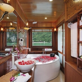 Du Thuyền Royal Wings