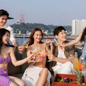 Du thuyền Ambassador Cruise