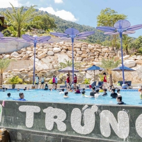 Khu du lịch Trăm Trứng