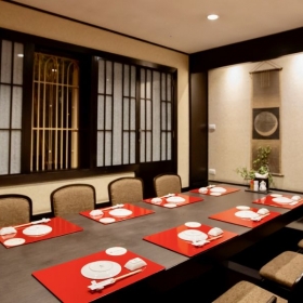 Lá Phong Sushi House