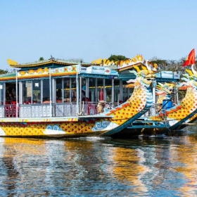 Ca Huế trên sông Hương