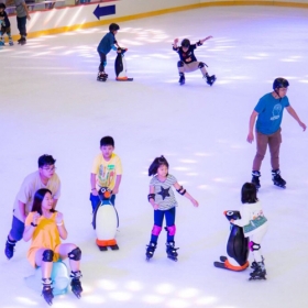 Vé trượt băng người lớn tại Sân trượt băng Vincom Landmark 81 - Áp dụng từ thứ 2 đến thứ 6
