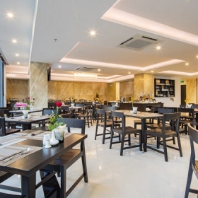 Khách sạn Meriton Nha Trang