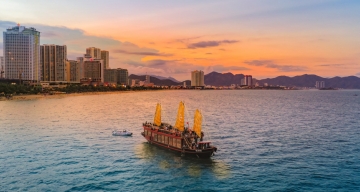Du lịch khám phá vịnh Nha Trang và tiệc cocktail tại Emperor Cruises 5 sao