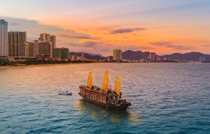 Du lịch khám phá vịnh Nha Trang và tiệc cocktail tại Emperor Cruises 5 sao