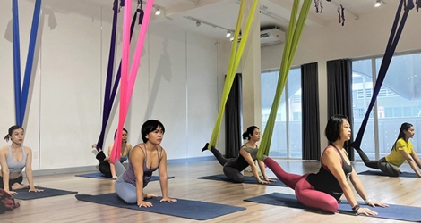 10 buổi tập Yoga không giới hạn tại OM Factory - Tặng 1 buổi PT cá nhân