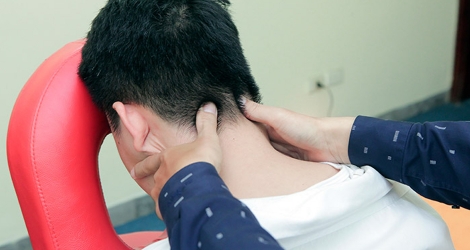 Trị liệu bấm huyệt tác động cột sống chữa hội chứng đau cổ vai gáy thắt lưng