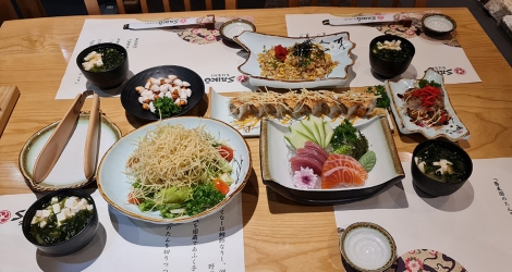 Set bạch quả Nhật, salad, sashimi, cơm cuộn, cơm chiên thịt gà và bánh bạch tuộc tại Saiko Sushi