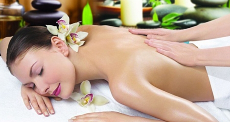 Massage body bằng tinh dầu tặng kèm đắp mặt nạ collagen tái tạo da tại Up Beauty Spa