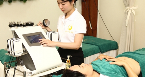 Massage giảm béo vùng bụng bằng công nghệ Lazer Cavitation tại CV Beauty & Spa
