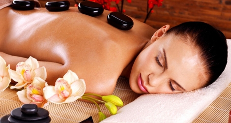Massage kết hợp bấm huyệt toàn thân với tinh dầu, đá nóng tại Linh Anh Spa