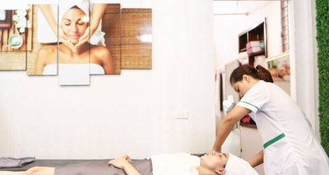Massage body bằng tinh dầu nguyên chất tại Natural Beauty