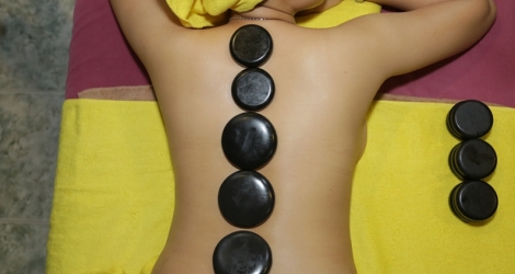 Massage body đá nóng phục hồi sức khỏe tại Zen Spa