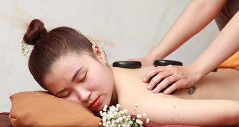 Massage body đá nóng tại Hệ Thống Lụa Spa