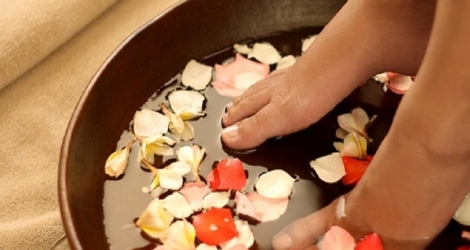 Massage chân bằng thảo dược người Dao Đỏ tặng kèm gói đắp mặt nạ vàng 24k tại Dưỡng Sinh Đường Spa