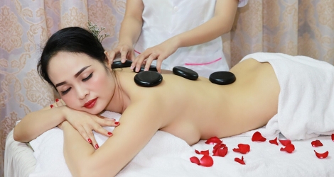 Massage toàn thân với đá nóng tại Tigon Spa