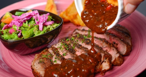 Steak bò Úc thăn lưng sườn kèm khai vị và tráng miệng tại The First Restaurant & Cafe