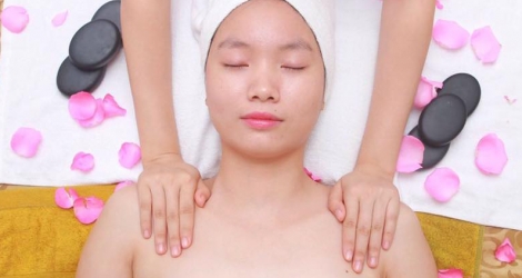 Massage cho mẹ bầu 75 phút kết hợp đá nóng tại Hoàng Gia Spa