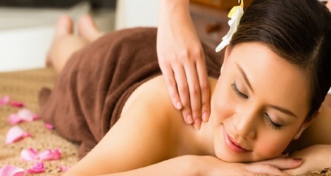 Massage chân, lưng đá nóng phục hồi sức khỏe tại Foot massage Hoa Mẫu Đơn