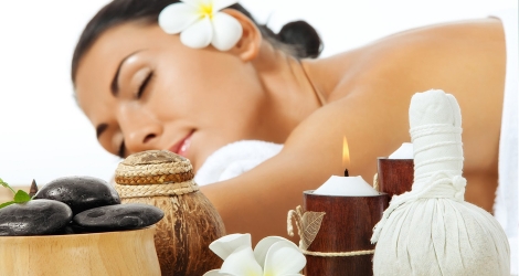 Massage body đá nóng hoặc bùn cứu tại Uyên Linh Beauty
