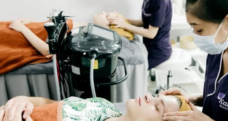 Combo massage mặt kết hợp điện di tinh chất tại Kalohi Beauty Clinic