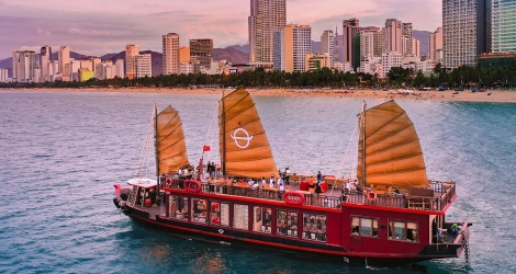 Du lịch khám phá vịnh Nha Trang và tiệc cocktail tại Emperor Cruises 5 sao - Gói đặc biệt
