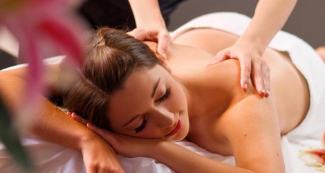 Massage body đá nóng Thụy Điển kèm xông hơi đá muối Himalaya tại Queen Spa