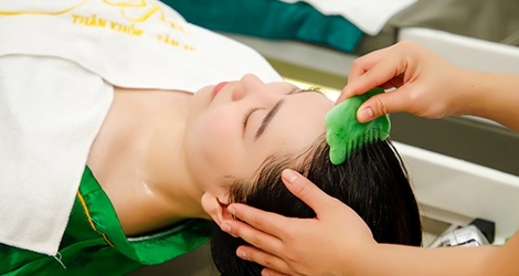Foot massage và ấn huyệt cổ vai gáy kết hợp gội đầu thảo mộc tại Lotus Spa