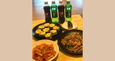 HCM - Thiên Đường Fastfood Đầy Màu Sắc Cực Ngon Của Hàn Quốc Dành Cho 04 Người tại Mr Bạch Tuộc