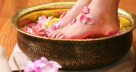 Ngâm chân thuốc Bắc - Massage body, massage mặt tại Minh Thư Spa