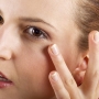 3 cách giúp trị quầng thâm mắt tại nhà bằng nguyên liệu tự nhiên