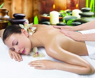Massage body bằng tinh dầu tặng kèm đắp mặt nạ collagen tái tạo da tại Up Beauty Spa