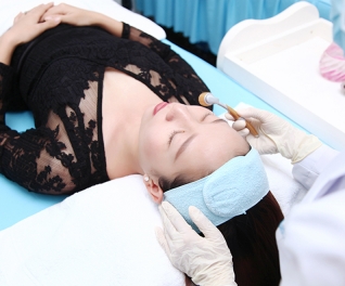 Lăn kim PRP máu tự thân - Hong Beauty Clinic với bác sĩ Hun Kim Hồng