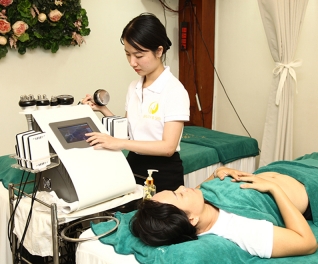 Massage giảm béo vùng bụng bằng công nghệ Lazer Cavitation tại CV Beauty & Spa