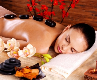 Massage kết hợp bấm huyệt toàn thân với tinh dầu, đá nóng tại Linh Anh Spa