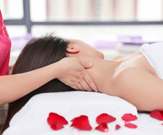 Massage body kết hợp xông hơi và ngâm bồn thuốc bắc thư giãn cơ thể tại Ngọc Spa