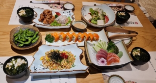 Set gà chiên, cơm cuộn, sashimi, salad, cơm chiên và Soup Miso - Menu 04 người tại Saiko Sushi