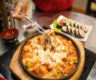 Set Ăn Chuẩn Vị Hàn Quốc Dành Cho 02 Người Tại Nhà Hàng Dackalbi & Chicken Royal City - Free Panchan