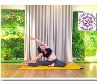 Trải nghiệm bài tập Yoga bà bầu tại Việt Nam Yoga Center - Luna Thái cô gái vàng Việt Nam