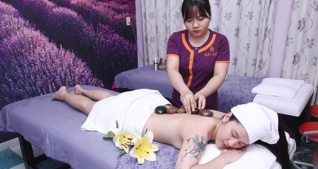 Massage body đá nóng tự nhiên tại Spa Đất Sét