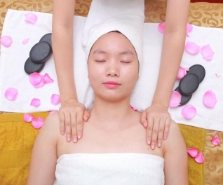 Massage cho mẹ bầu 75 phút kết hợp đá nóng tại Hoàng Gia Spa