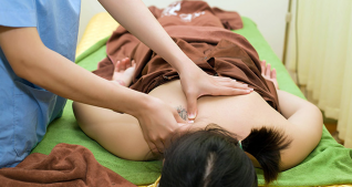 Bấm huyệt trị liệu cổ vai gáy tại Spa Đông Y Ngọc Hà
