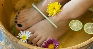 Ngâm chân thuốc bắc và massage chân tại Chanh Sả Spa