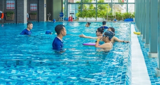 Vé bơi 01 lượt tại Bể bơi bốn mùa Dolphin Swim School - Đẳng cấp 05 sao