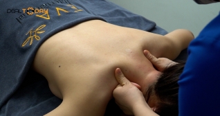 Massage trị liệu cổ vai gáy tại Viện Trị Liệu Dưỡng Sinh EVA International
