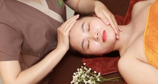 Massage vai gáy kết hợp xông thuốc Bắc tại Hệ Thống Lụa Spa