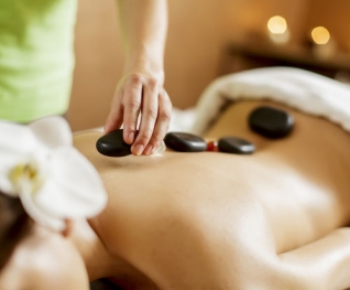 Massage body tinh dầu và Massage chân đá nóng tại Yến Mai Hair & Spa